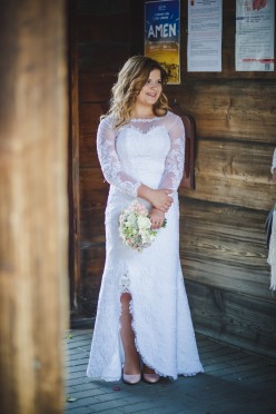 Suknia ślubna typu syrenka bez ramion z bolerkiem