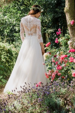 Piękna koronkowa suknia w kolorze śmietankowym