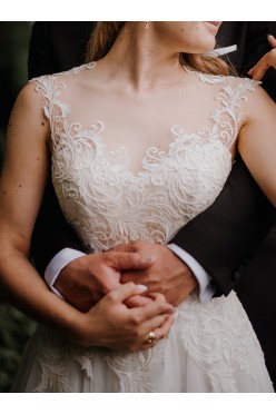 Piękna suknia ślubna Gala Machiko koronka gipiura muślin