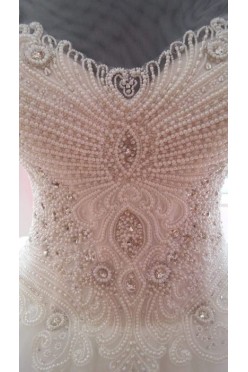 Suknia ślubna z bogato zdobionym gorsetem.