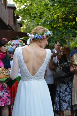 Zwiewna suknia ślubna r. 36, długie rękawy, wycięte plecy.