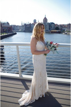 Elegancka dopasowana suknia  2017