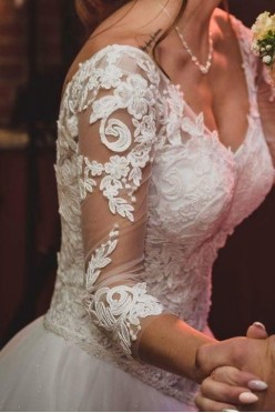 Suknia ślubna z koronkowym rękawem