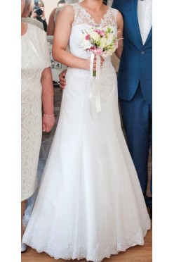 Suknia ślubna z długim i krótkim welonem