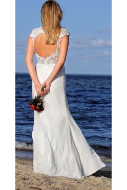 Suknia Ślubna z koronkowym dekoltem na plechach