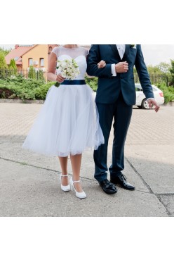 Krótka biała suknia ślubna z granatową kokardą