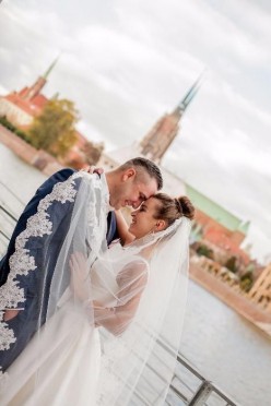 Suknia Ślubna z trenem + welon w stylu hiszpańskim