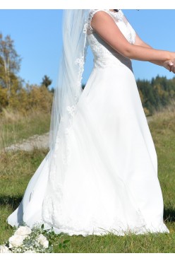 Suknia ślubna śmietankowa w komplecie z futerkiem i welonem