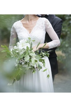 Pełna wdzięku i klasy. Z doczepianym trenem i welonami.