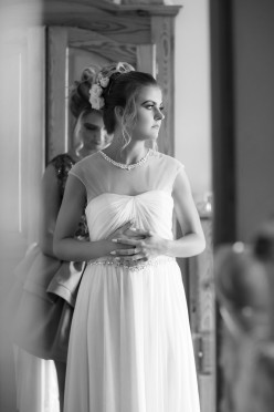 Najpiękniejsza prosta elegancka suknia ślubna