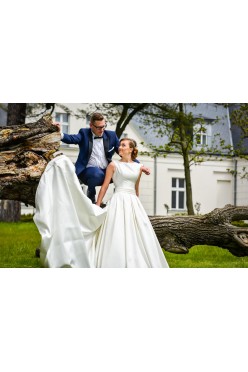 Suknia ślubna w stylu glamour Gala Odetta z trenem