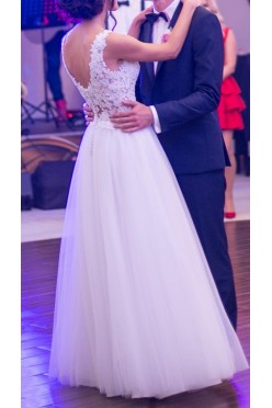 Zwiewna suknia z koronką