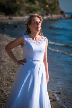 Suknia prosta, klasyczna i elegancka z trenem