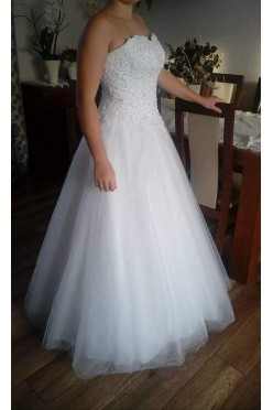 piękna suknia ślubna z krysztkami i perełkami