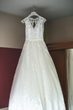 Piękna suknia firmy Pronovias z trenem