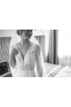 Suknia ślubna z długim welonem - salon Madonna