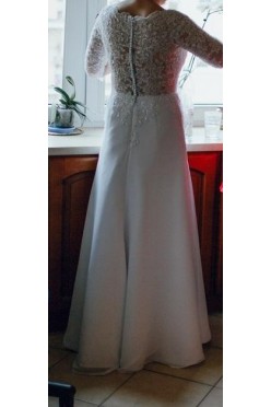 sprzedam białą suknie ślubną z długim welonem i etolą.