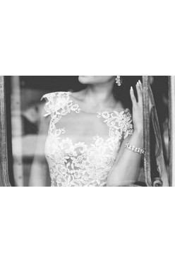 Piękna koronkowa suknia ślubna z odkrytymi plecami