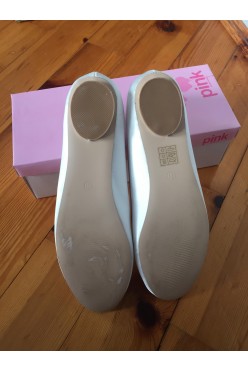 Nowe buty ślubne na płaskim obcasie.