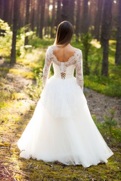 Lekka suknia ślubna  z baskinką