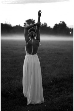 Suknia ślubna z odkrytymi plecami rozmiar 36