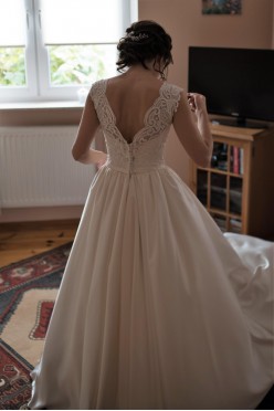 Elgancka suknia z kieszeniami.