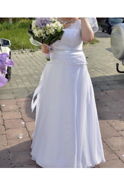 Suknia ślubna - rozmiar 44-46 (z piękną koronką i paskiem)