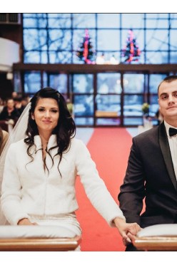 Eleganckie futerko ślubne z salonu Carolina Prestige