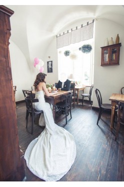 Piękna suknia pokryta cekinami z długim trenem