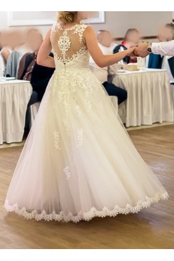 Piękna suknia ślubna, salon