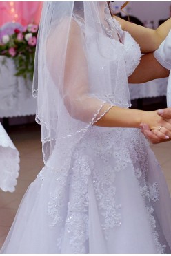 Śnieżnobiała suknia ślubna regulowana gorsetem