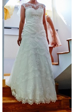 KORONKOWA SUKNIA ŚLUBNA Z DEKOLTEM NA PLECACH