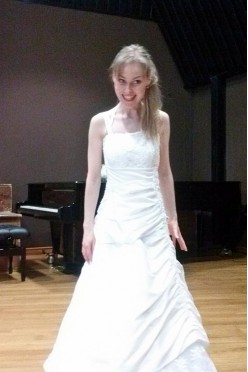 Nowa suknia ślubna użyta 2 razy podczas spektaklu.