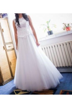 Piękna suknia ślubna z koronkową górą