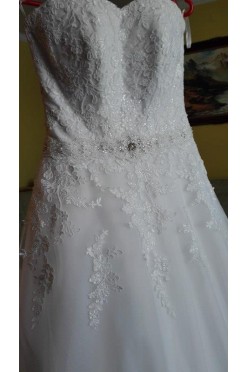 Suknia ślubna z ozdobnym paskiem