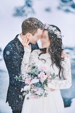 Piękna suknia ślubna wraz z welonem, bukietem i wiankiem