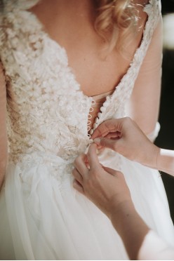 Suknia ślubna, lekka, zwiewna, koronka, odkryte plecy