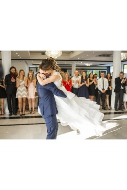 suknia ślubna w dwóch wersjach