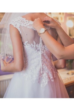 Śnieżnobiała suknia ślubna