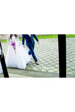 Piękna Suknia ślubna Demetrios 582 biała