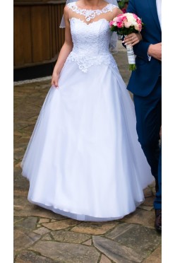 Piękna i elegancka suknia ślubna