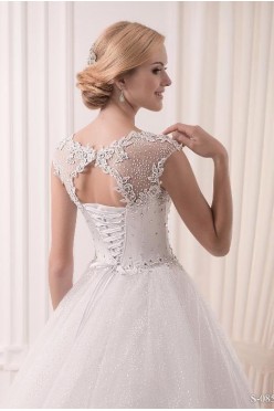 Piekna suknia w ksztalcie litery A