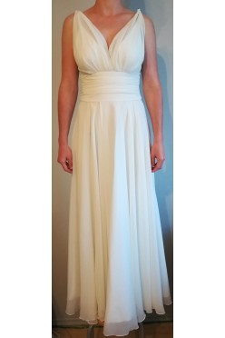 Prosta, posągowa suknia ecru; Suknia na poprawiny