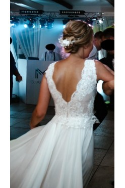 Piękna, delikatna suknia ślubna z odkrytymi plecami