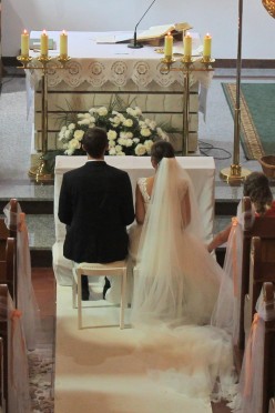 Białe krzesła/taborety do kościoła/ślub