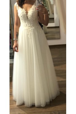 Biała suknia z trójwymiarowymi zdobieniami