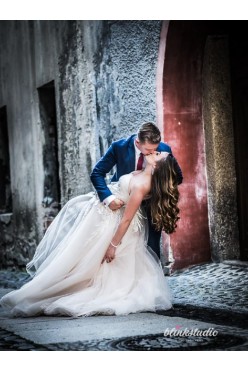 Suknia ślubna w ciepłym odcieniu brzoskwini z gipiurami