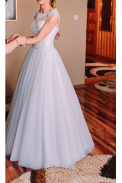 Sprzedam suknię ślubną z długim welonem