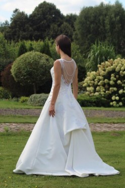 Suknia ślubna z delikatnymi zdobieniami rozm. 36/38