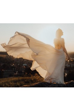 Zwiewna suknia Lillian West 2018